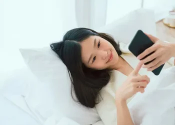 Orang yang Langsung Cek Ponsel Saat Bangun Tidur Tunjukkan 7 Sifat Ini, Menurut Psikologi