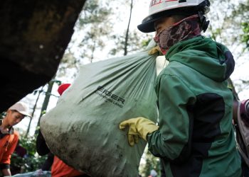 EIGER Bersihkan 6 Ton Sampah di Puncak