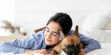 Orang yang Tidur Bersama Hewan Peliharaan Punya 8 Sifat Ini, Menurut Psikologi