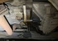 Oli mengalir saat mobil diparkir, tanda kebocoran seal