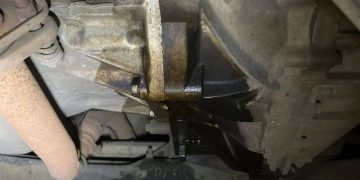Oli mengalir saat mobil diparkir, tanda kebocoran seal