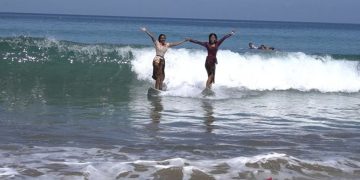 Peselancar Disabilitas Menggoyang Ombak Pantai Kuta di Hari Kartini