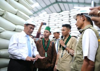 Mentan Amran dan Mahasiswa Kunjungi Gudang Bulog Jawa Timur: Hasilnya Mengagumkan!