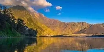 Gunung Rinjani: Keindahan Danau Segara Anak di Puncak yang Menarik Pendaki