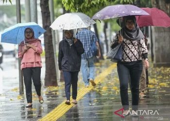 Hujan Sedang hingga Lebat Berpotensi Guyur Sejumlah Daerah: Waspadai Risiko Banjir dan Kekerasan Cuaca