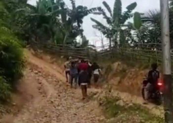 Ibu muda pendarahan setelah melahirkan harus ditandu 2 km ke puskesmas