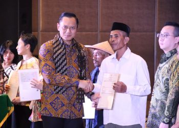 Kunjungi PCNU Indramayu, Nusron Wahid Serahkan Sertifikat Tanah Wakaf