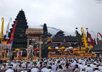 Lancar dan Penuh Makna, Ribuan Pemedek Hadiri Prosesi Nedunang Ida Bhatara di Pura Beskih Bali