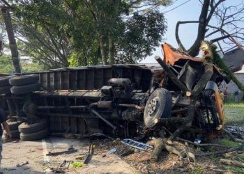 Truk Gagal Naik Bukit, Tabrak Mobil dan Motor, Satu Orang Tewas