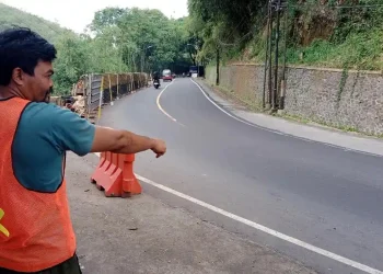 Detik-detik Maut Pemotor Tertimpa Truk di Jalur Cadas Pangeran Sumedang