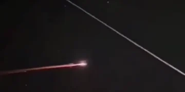 Warga Kapuas Hulu Heboh Tonton Benda Bercahaya Jatuh dari Langit