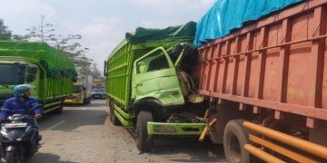 Kabin Truk Hancur, Muatan Baja Jatuh, Sopir Selamat Tak Terduga