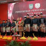 Amsakar Kukuhkan Ketua dan Pengurus IWAKUSI Batam, Erlita Kembali Jadi Ketua